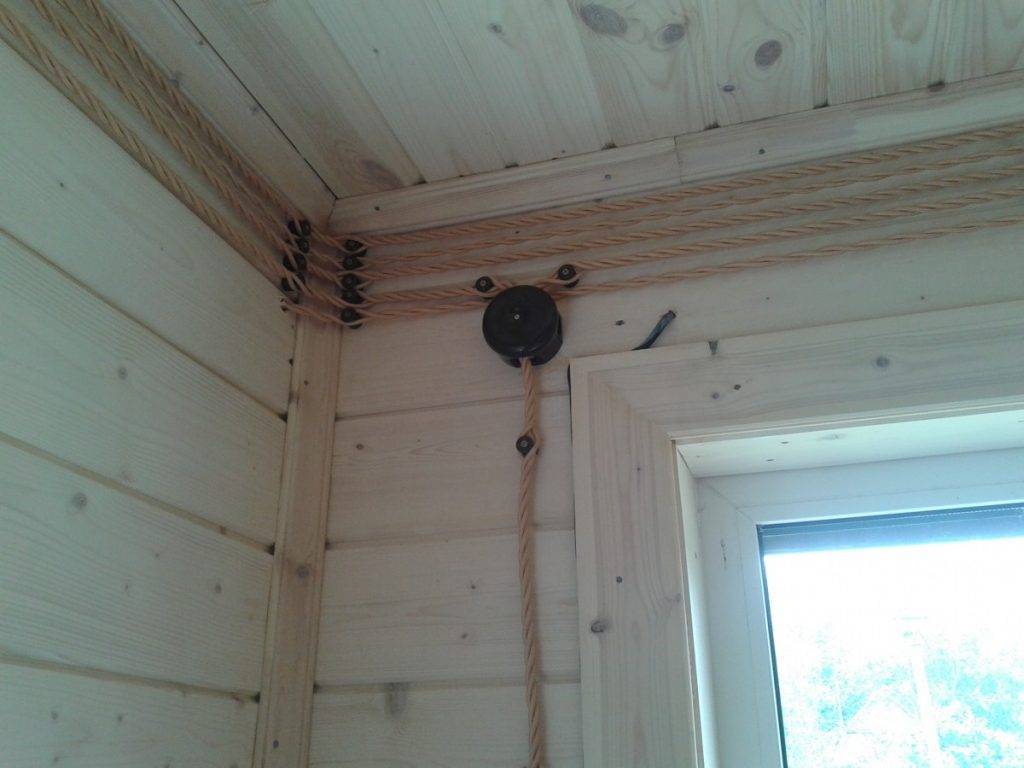 Как провести электропроводку в деревянном доме своими руками: внутренняя разводка согласно пуэ, правила прокладки кабеля по деревянным конструкциям, подробные схемы