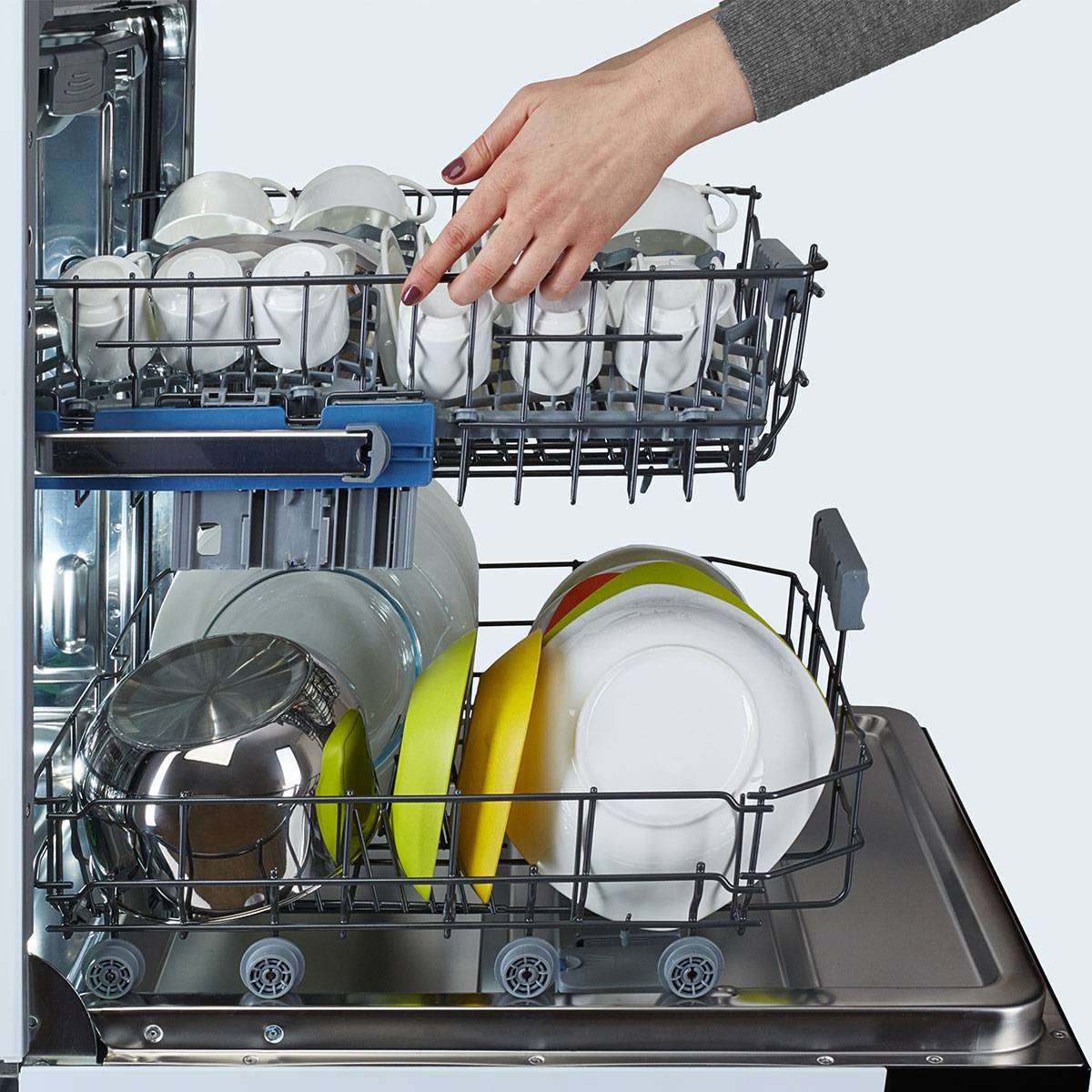 Как правильно загрузить посудомоечную машину: почему это так важно, советы и рекомендации из личного опыта, как правильно расставить посуду, сколько добавлять моющих средств и какие приборы мыть нельз