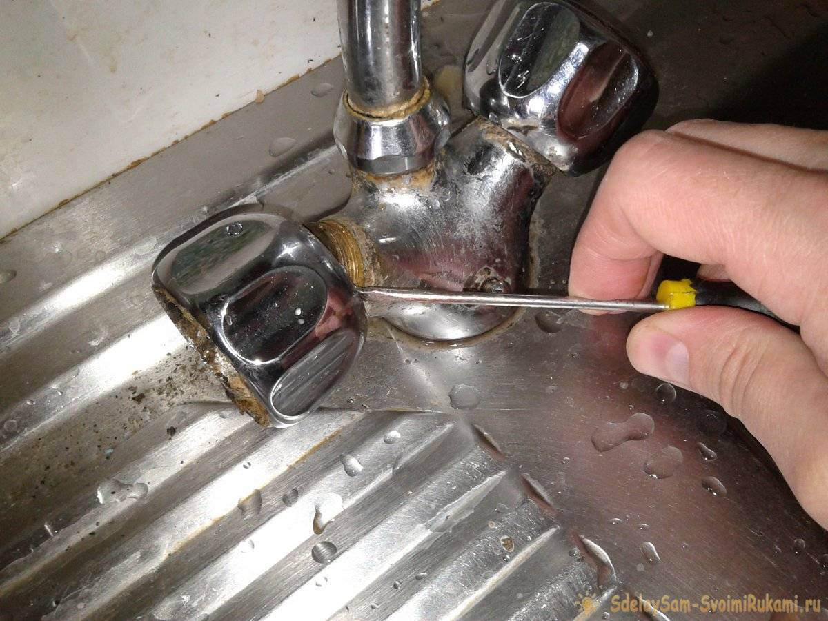 Капает кран на кухне: как починить и устранить течь