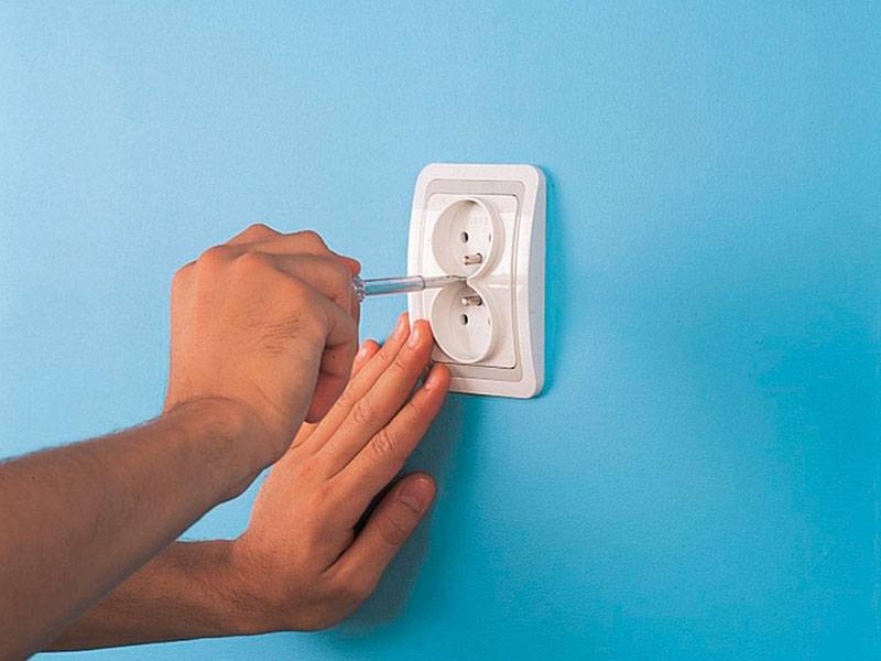 Как снять выключатель со стены, что для этого нужно