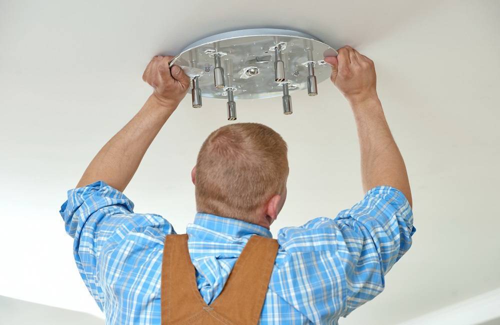 Как снять лампу с натяжного потолка?