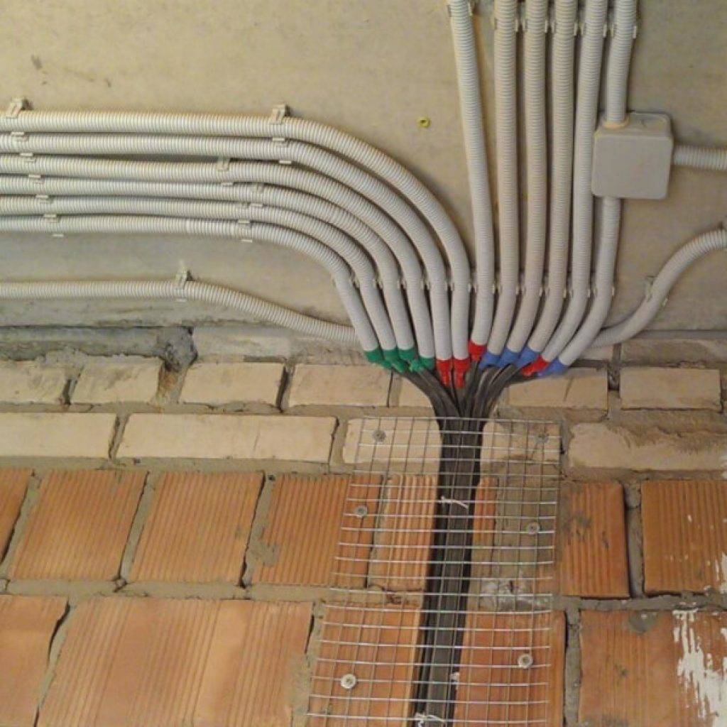 Преимущества монтажа электропроводки по полу или потолку?