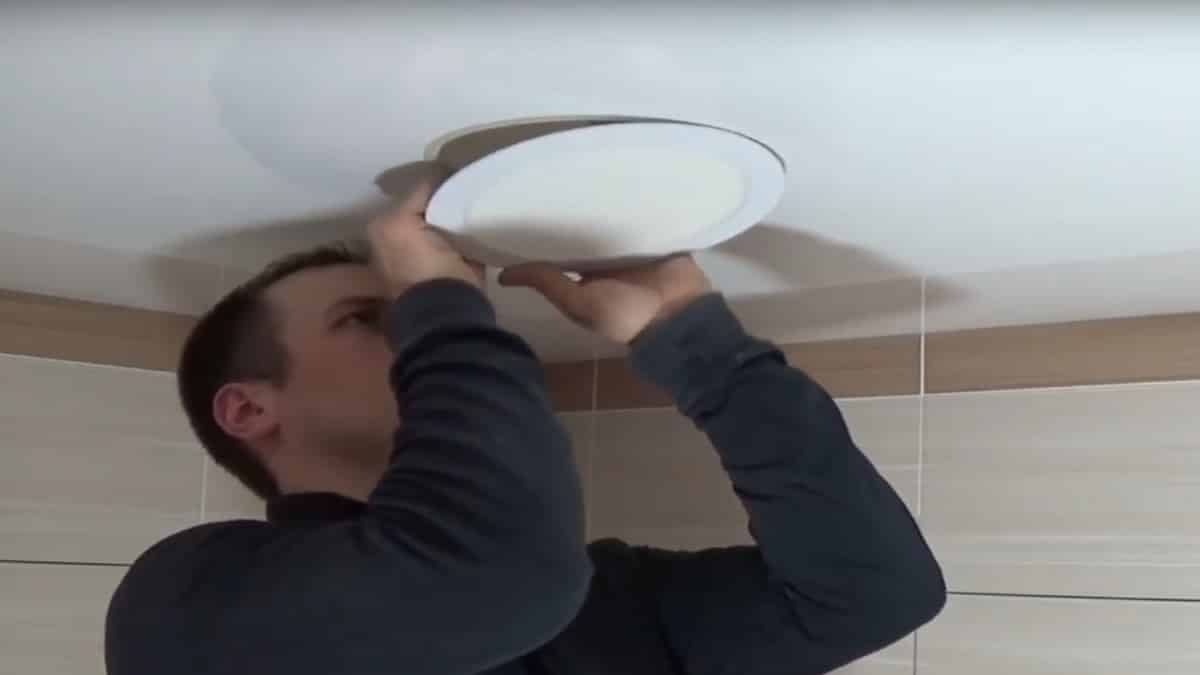 Как снимать плафон с потолка