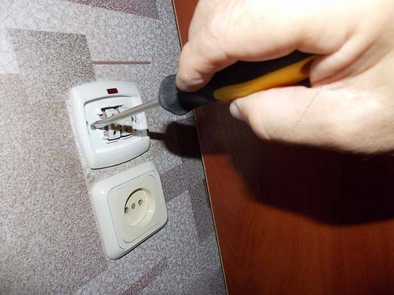 Как поменять выключатель с одной или двумя кнопками