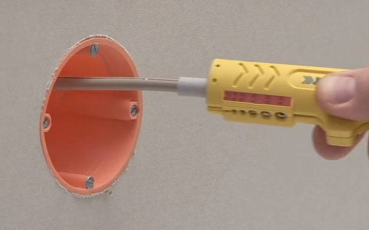 Инструмент для снятия изоляции с проводов – стриппер, клещи и станок для разделки кабеля