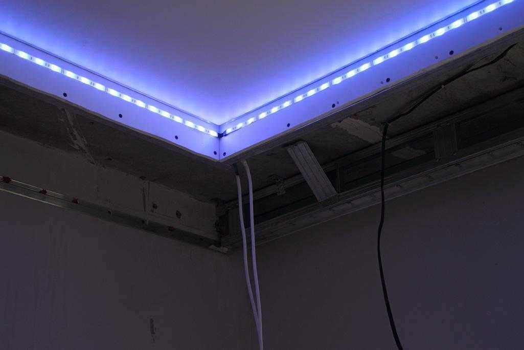 Монтаж и установка светодиодной ленты на потолок