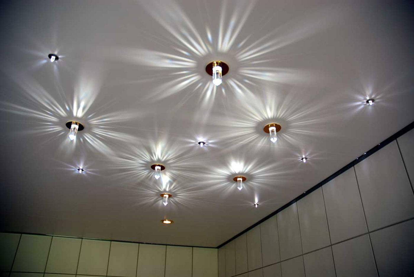 Лампочки в светильник на натяжной потолок: как выбрать?