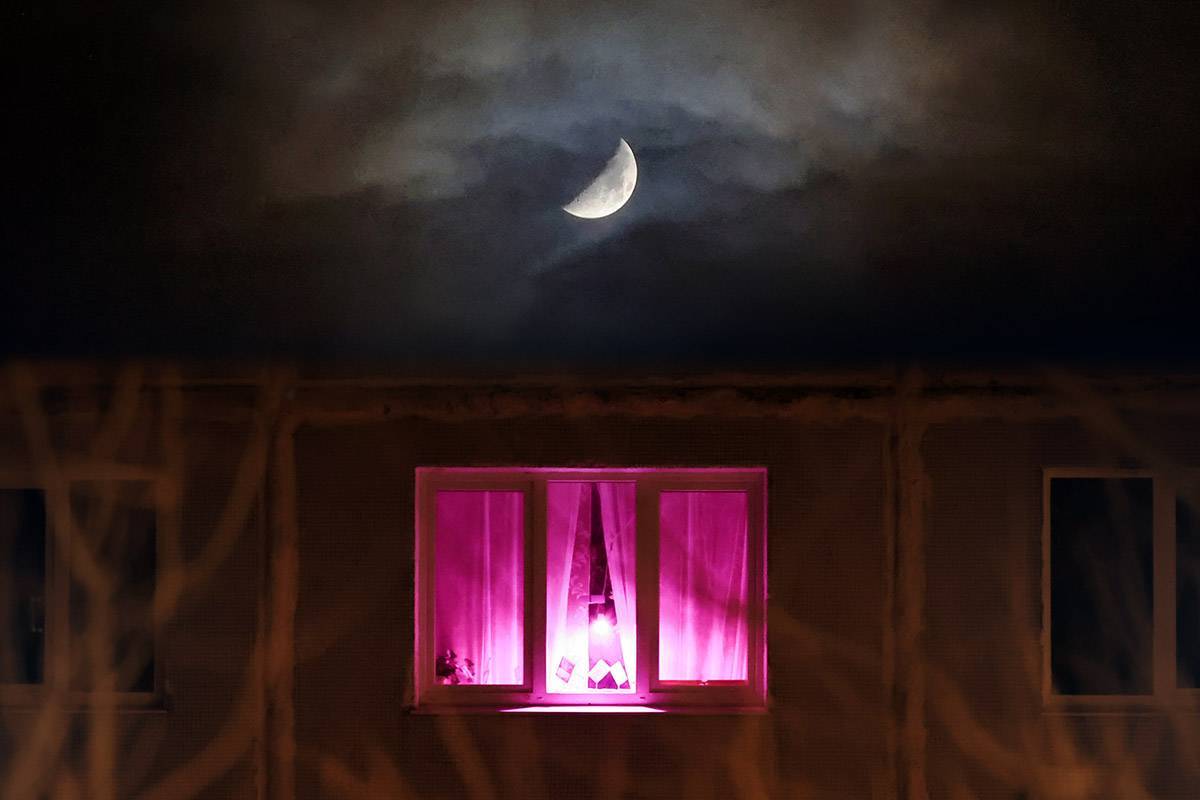 Что означает розовый или фиолетовый свет в окнах жилых домов