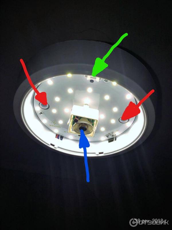 Почему моргает светодиодная лампа при выключенном свете