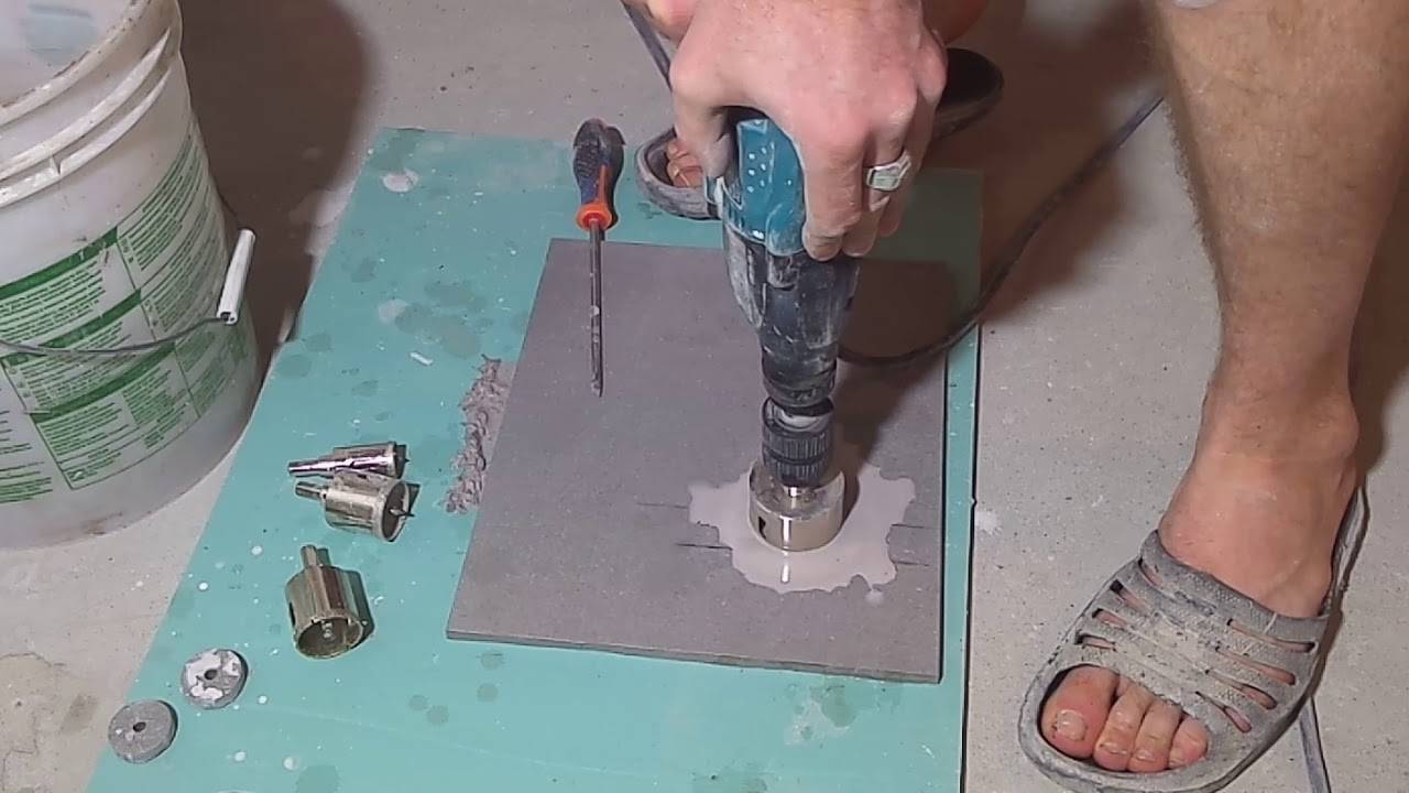 Как сделать отверстие в плитке под розетку?