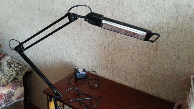 Как установить настольную лампу к столу