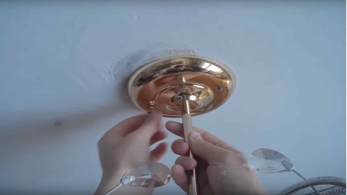 Как снять плафон тарелку с потолка