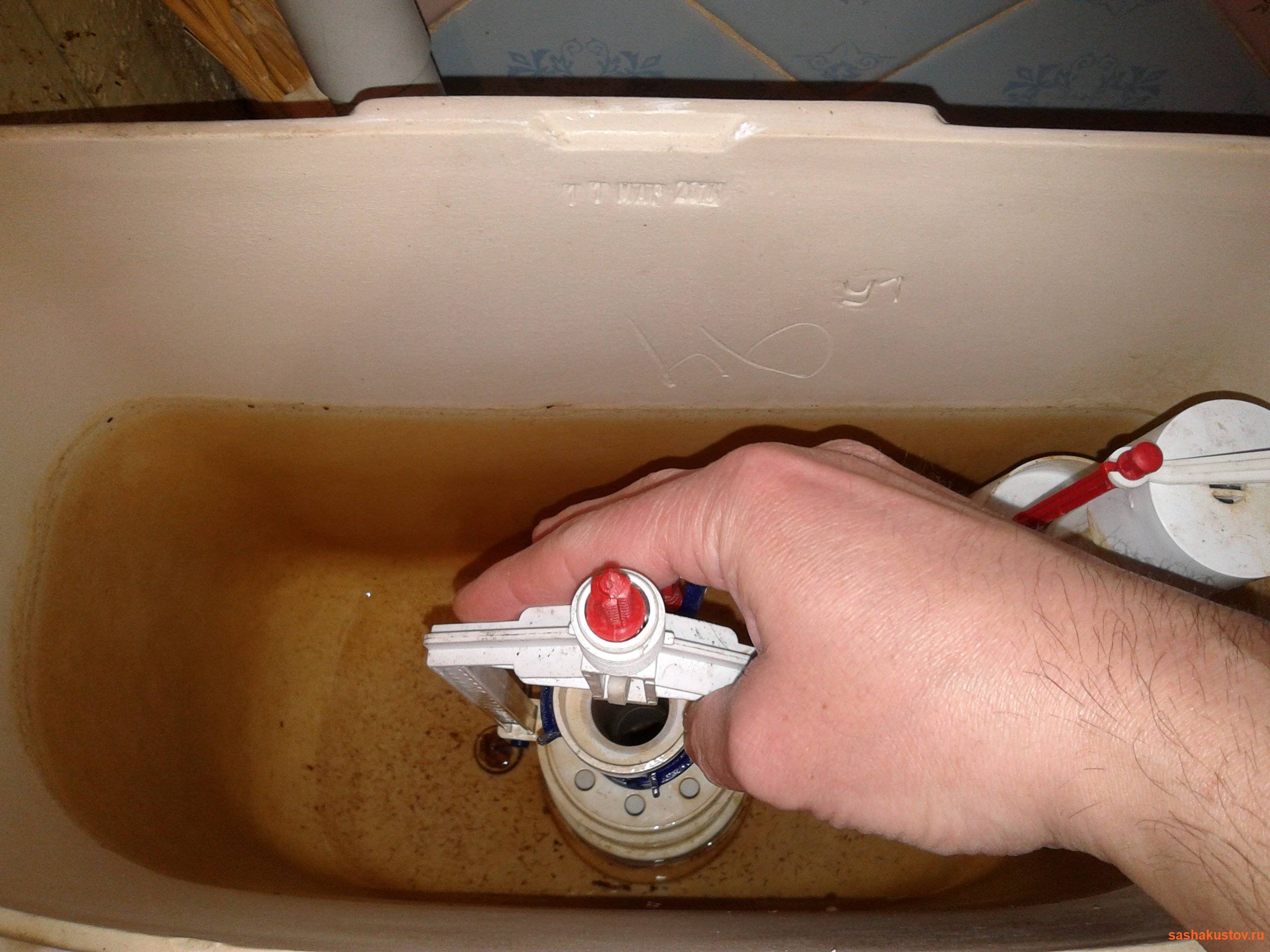 Что делать, если протекает бачок на унитазе при сливе воды: как устранить течь
