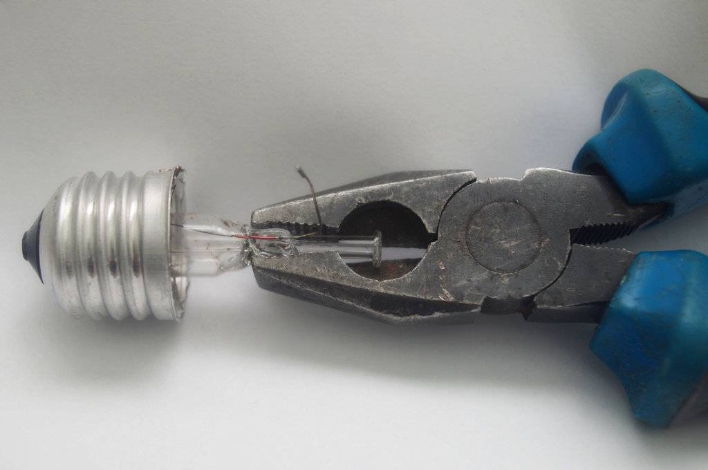 Цоколь остался в патроне как вытащить. как выкрутить лопнувшую лампочку из патрона? способ с включенным электричеством