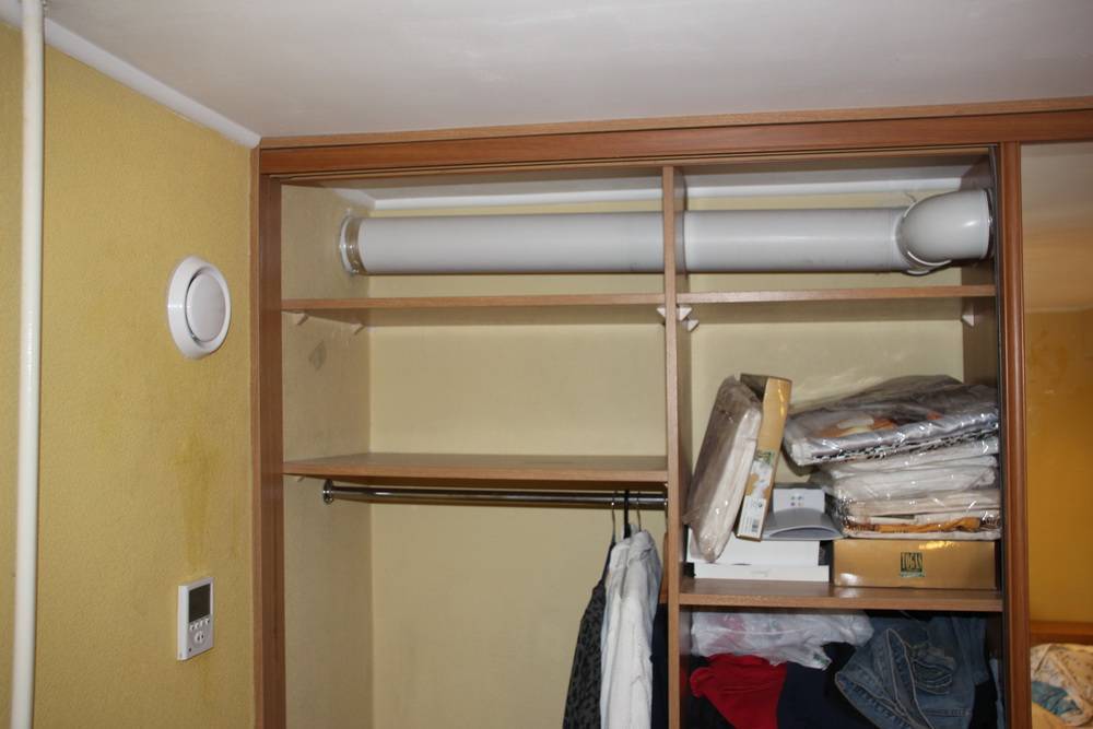 Вентиляция в шкафу для одежды: рекомендации по обустройству вытяжки в гардеробной | отделка в доме