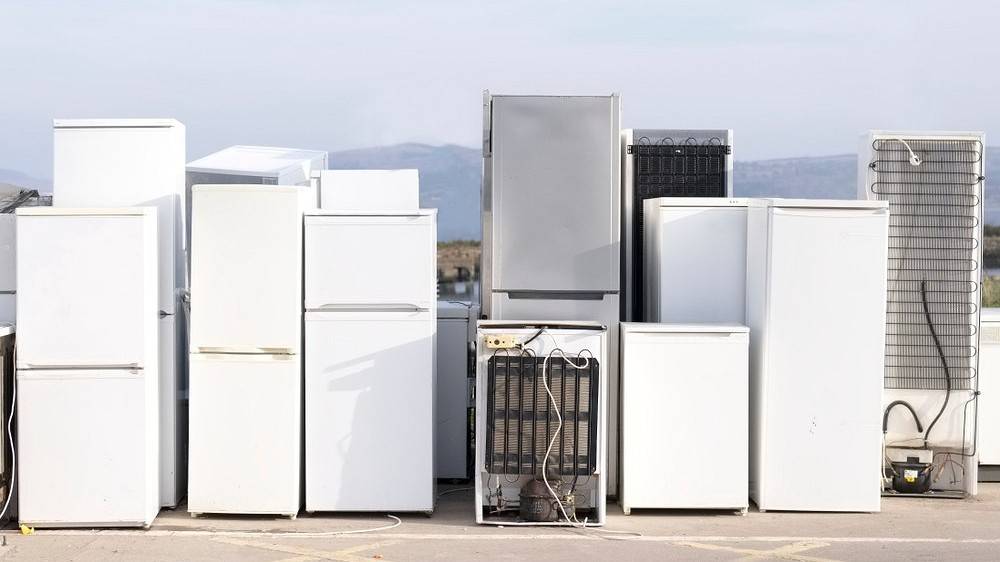 Как избавиться от старого холодильника: правила утилизации согласно с законом, компании по приему старой техники, варианты самоделок