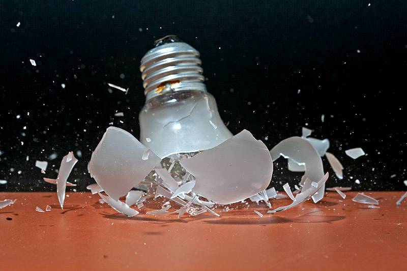 Разбилась лампочка энергосберегающая: что делать?