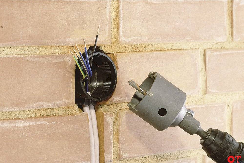 Как установить розетку в бетонную стену своими руками