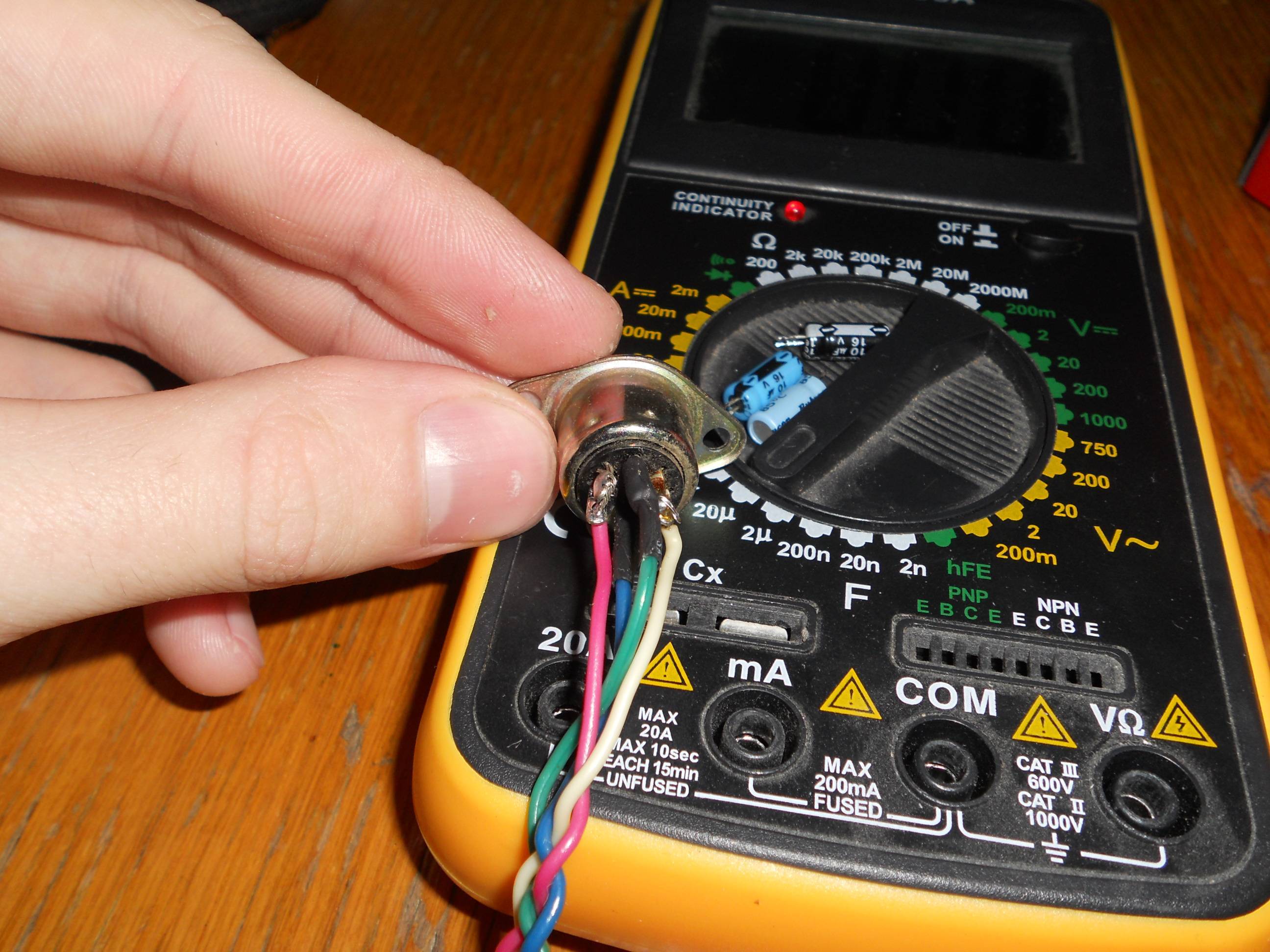 Как проверить конденсатор мультиметром не выпаивая – алгоритм проверки