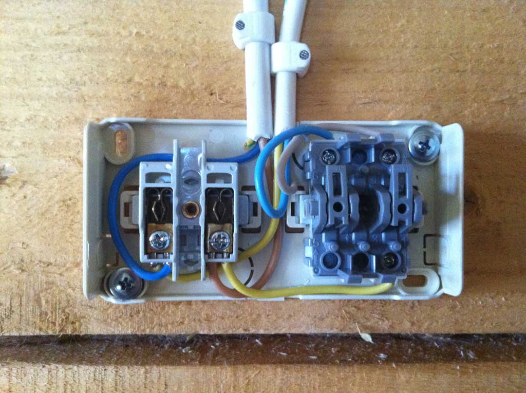 Как подключить блок розетка выключатель 2 клавишами схема подключения
