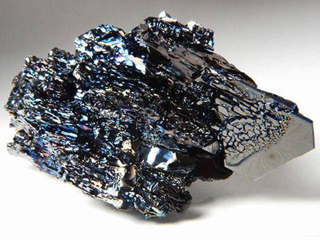 Черная кристаллическая порода. Муассанит минерал. Муассанит природный минерал. Муассанит карбид кремния. Монокристалл кремния.