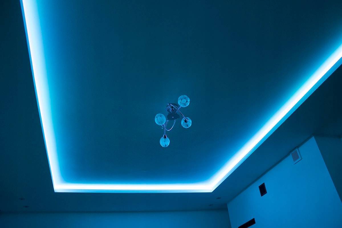 Подсветка натяжного потолка светодиодной лентой изнутри фото: по периметру, монтаж и установка, видео как своими руками
