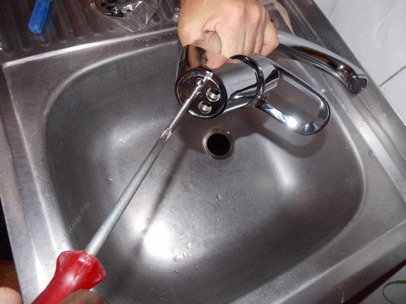 Процесс установки смесителя на кухне своими руками